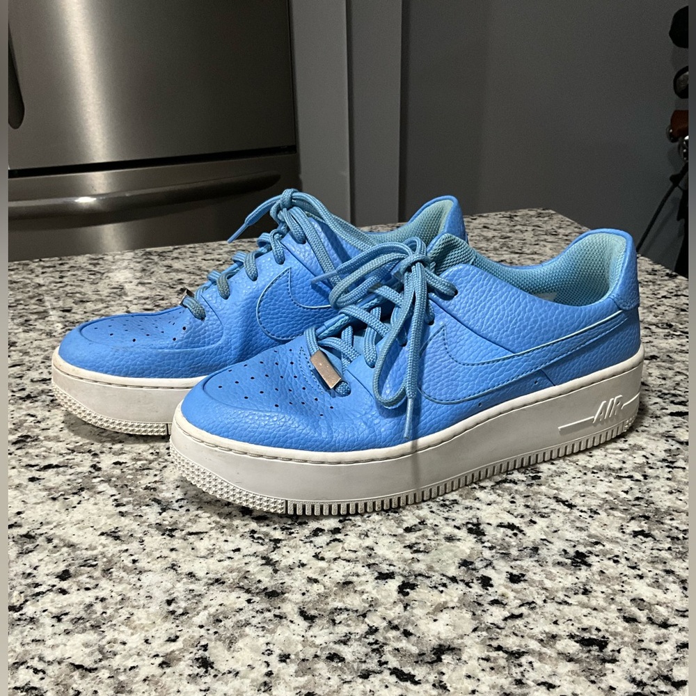 UNIVERSITY BLUE NIKE AIR FORCE 1 SAGE LOW
